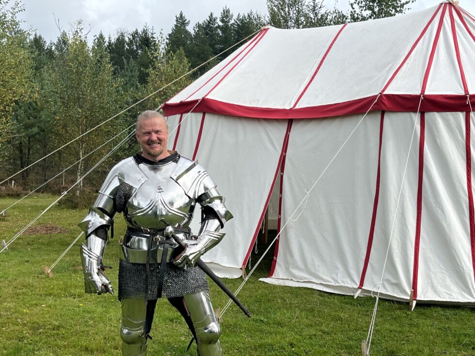 Til helgen er det internasjonal riddersport-turnering på Hesbøl og arrangør Per Estein Prøys-Røhjell håper mange turen for å se på det som skjer.