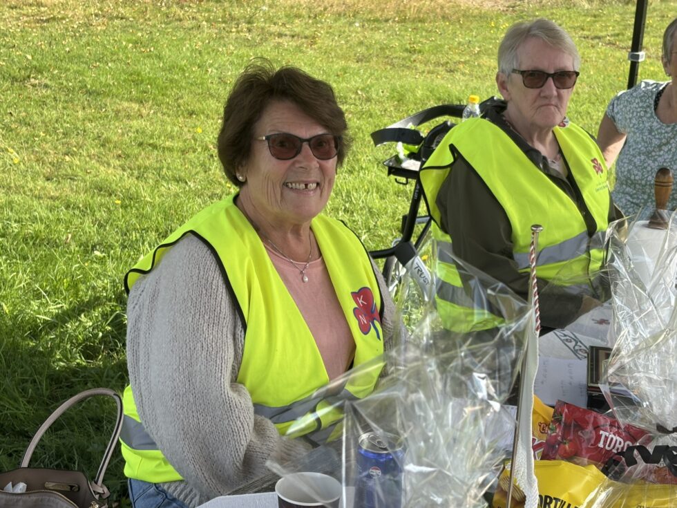 Unni Rudberg og Jorun Tråstadkjølen delte ut kaffe på vegne av Eidskog Sanitetsforening sin arbeidsgruppe på Magnor. Det har sanitetskvinenne gjort i mange år på Magnor.