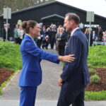 Kronprinsesse Victoria av Sverige hilser hjertelig på sin norske slektning kronprins Haakon av Norge.