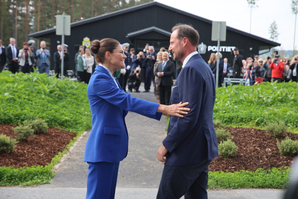 Kronprinsesse Victoria av Sverige hilser hjertelig på sin norske slektning kronprins Haakon av Norge.