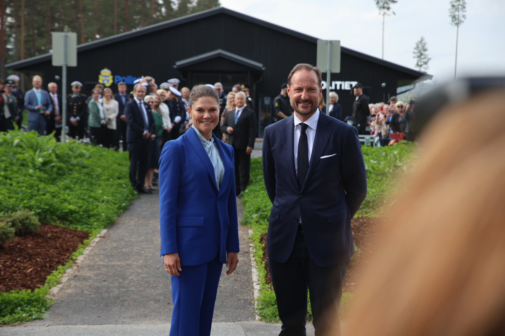 Kronprinsesse Victoria og Kronprins Haakon åpner den nye felles norsk.svenske politistasjonen på Morokulien.