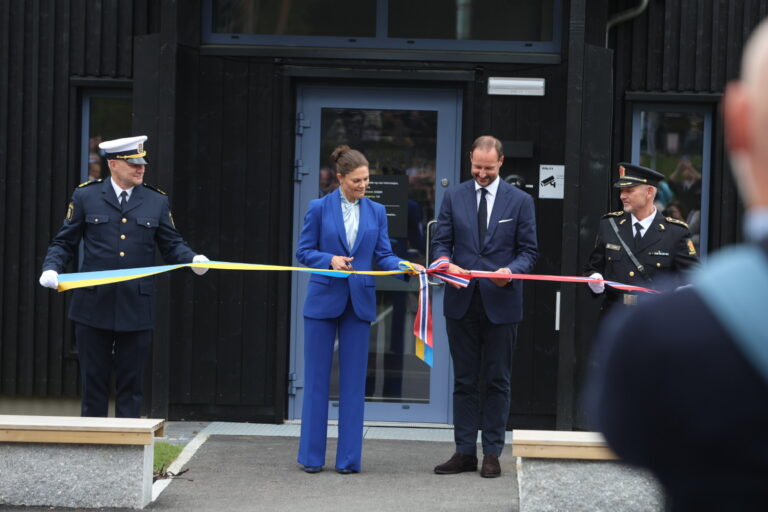 Kronprinsesse Viktoria og Kronprins Haakon åpner den nye politistasjonen.