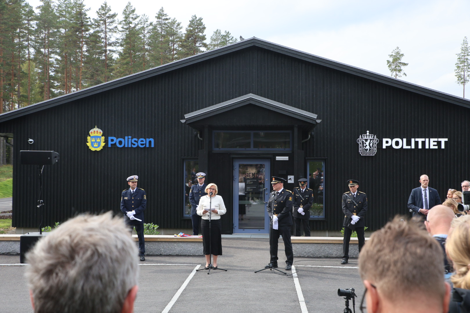 Petra Lundh, politidirektør i Sverige og Lars Erik Alfheim assisterende politidirektør i Norge sa noen ord etter åpningen av den nye politistasjonen.