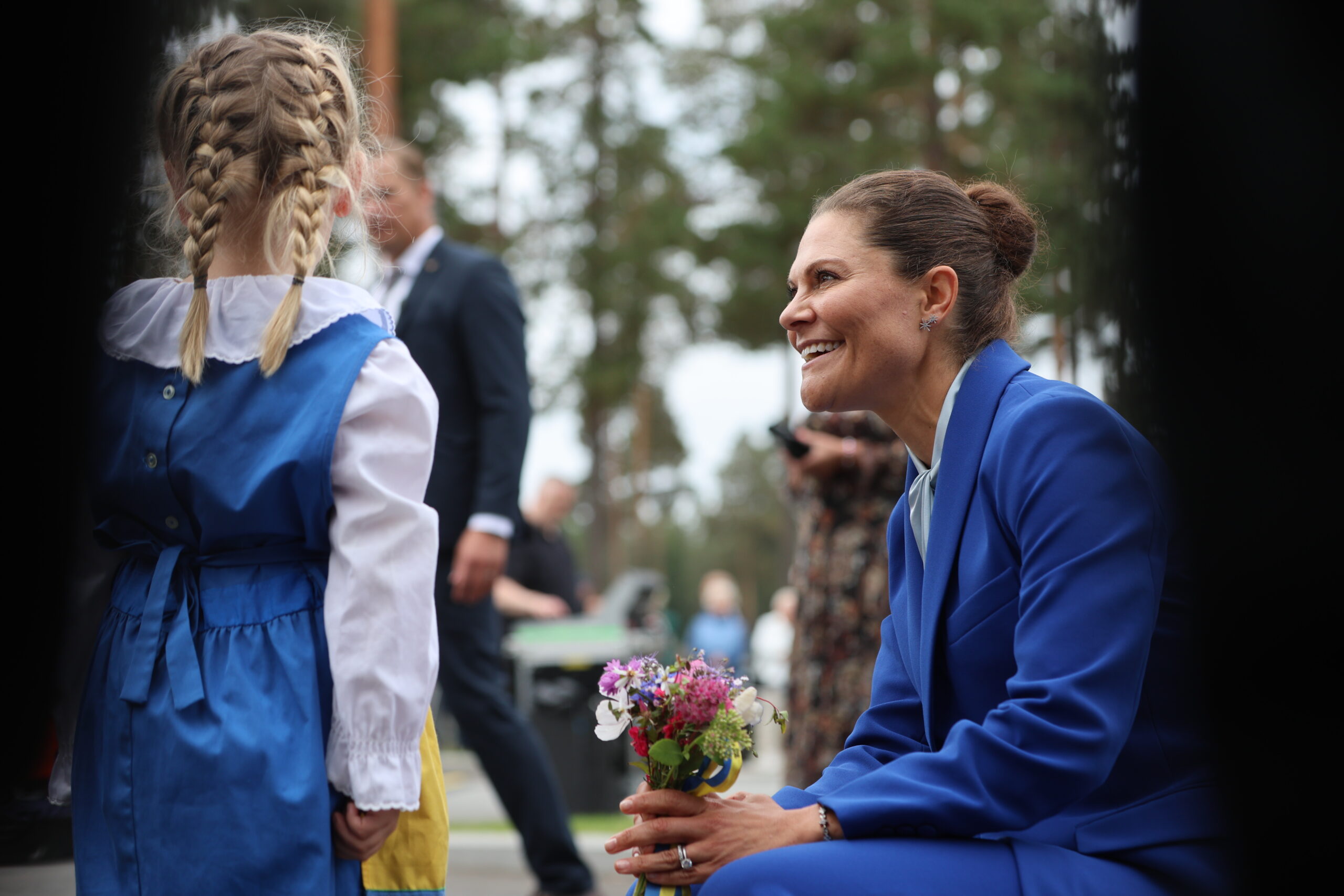 Kronprinsesse Victora fikk utdelt en blomsterbukett.