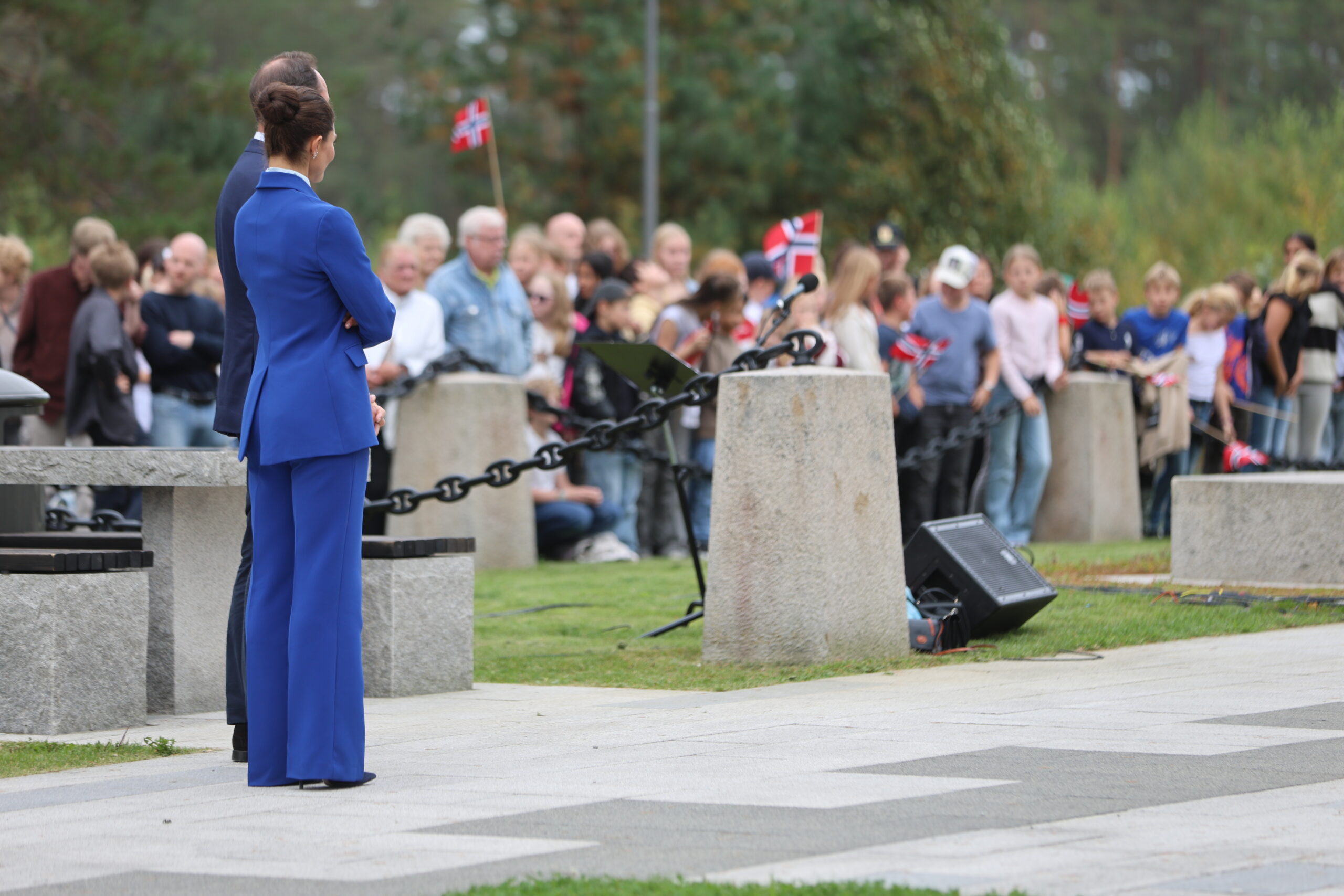 Det var mange som hadde samlet seg rundt fredsmonumentet.