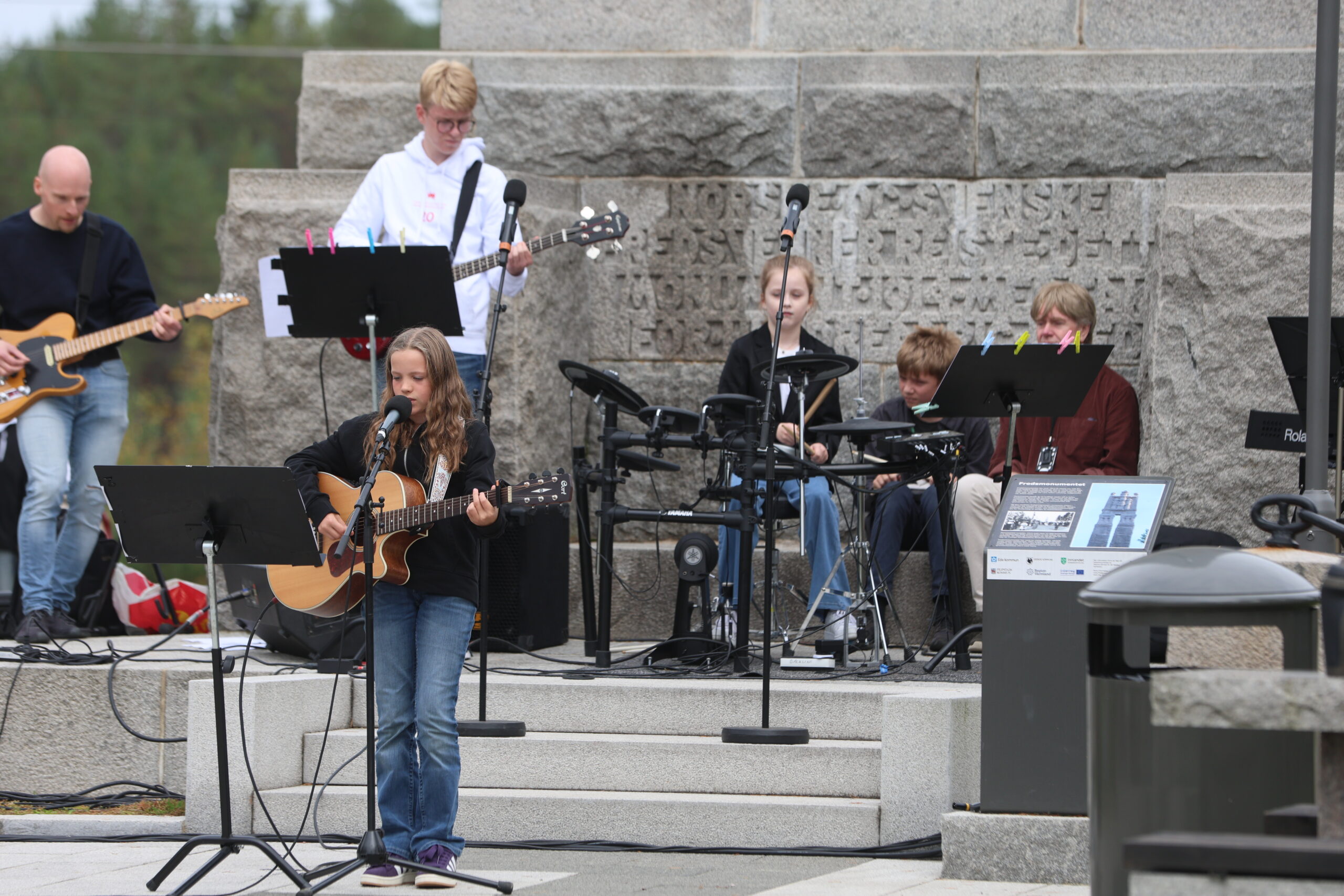Kulturskoleelevene var nervøse, men leverte flott sang for de celebre gjestene.