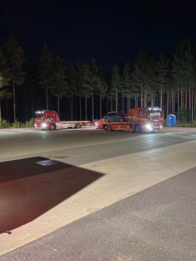 Tirsdag og onsdag var det kontroll på Magnormoen. Her fraktes en avskiltet bil vekk.