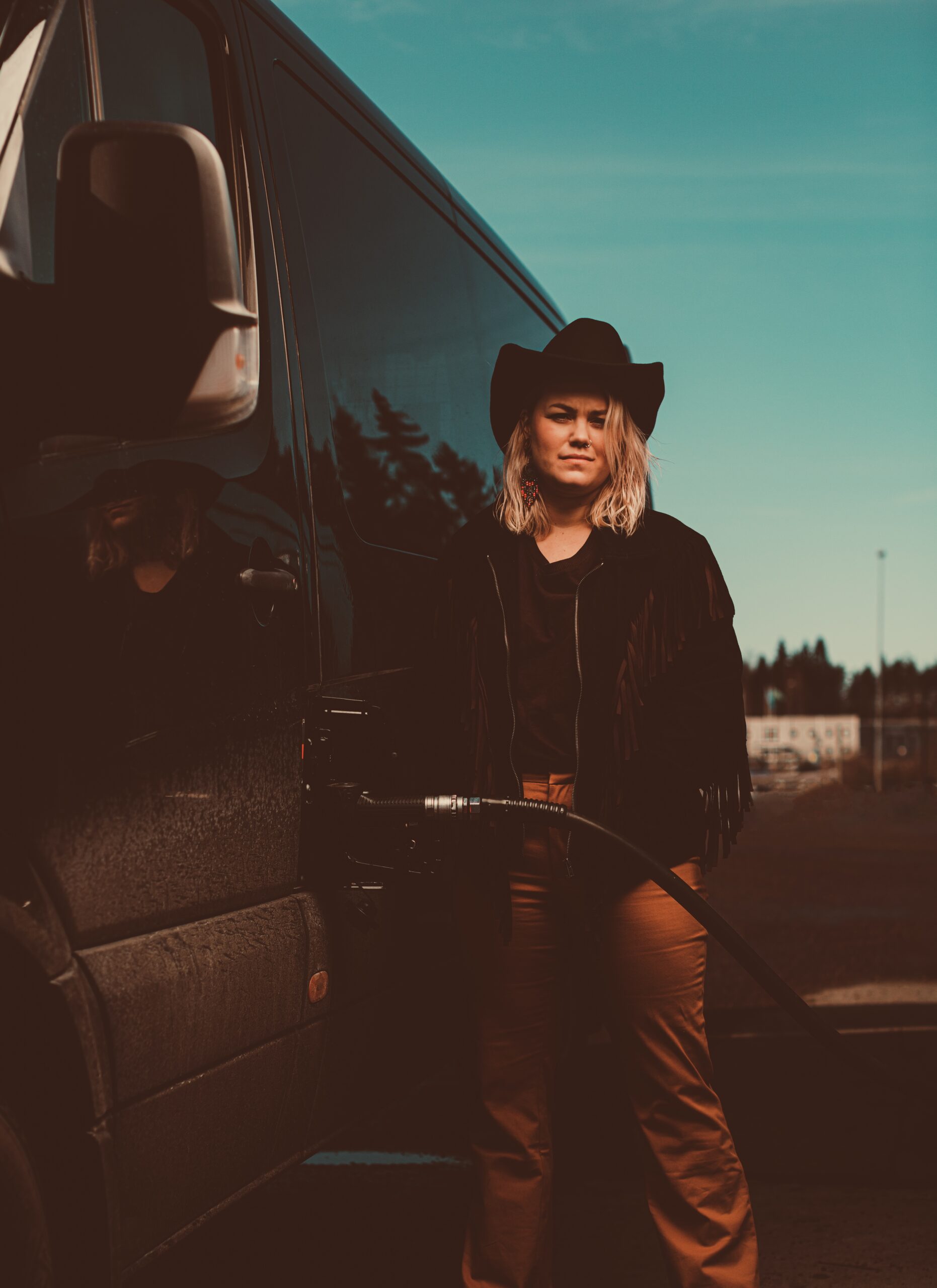 Erika Jonsson fra Värmland ga ut albumet "Värmländskt Twang" i mai. I november spiller hun på dansegallaen i Eidskog rådhus.