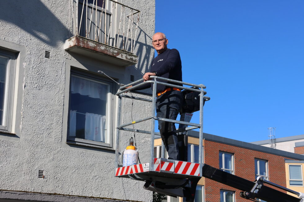 Sten Hansen i Bramiljlø AS demonstrerer den nye liften Magnor-bedriften har gått til anskaffelse av. En lift som gjør mange av oppdragene bedriften tar på seg mye enklere.