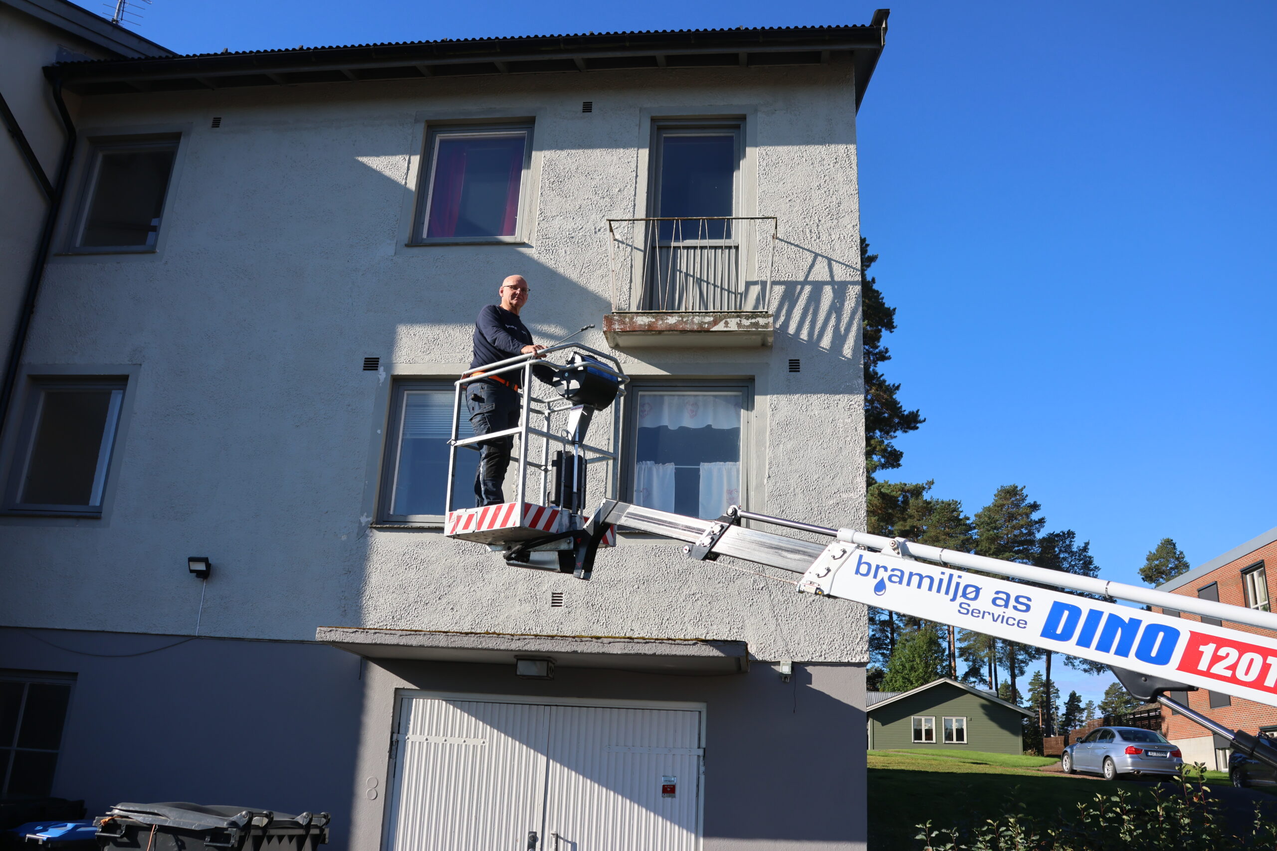 Liften kan kjøres 7,5 meter rett ut og 12 meter opp i høyden, demonstrerer Sten Hansen i Bramiljø AS.