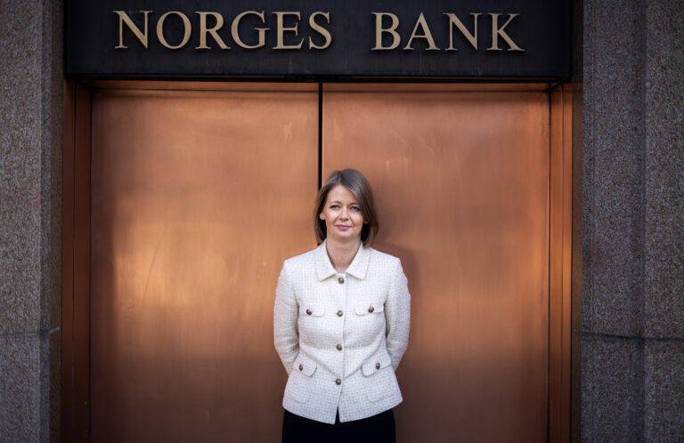 Sentralbanksjef Ida Wolden Bache utenfor hovedbygget til Norges Bank i Oslo.