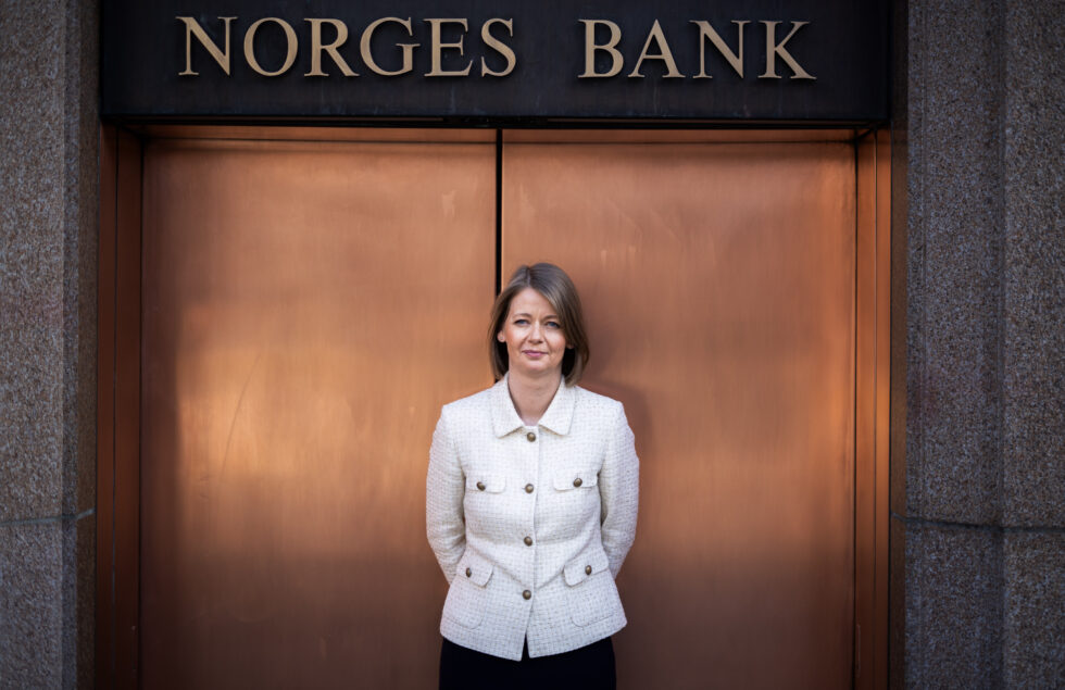 Sentralbanksjef Ida Wolden Bache utenfor hovedbygget til Norges Bank i Oslo.