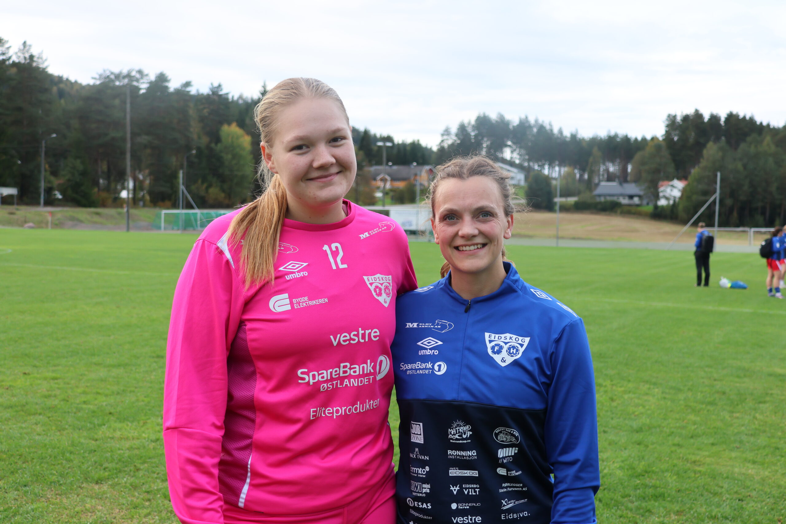 Clara Oline Øiseth Johansen har skiftet fra å være utespiller til å være keeper for Eidskog. Hun og Jenny Bjerknes var enige om at det hadde vært en god dag på banen etter 9-1 seier mot Lørenskog.