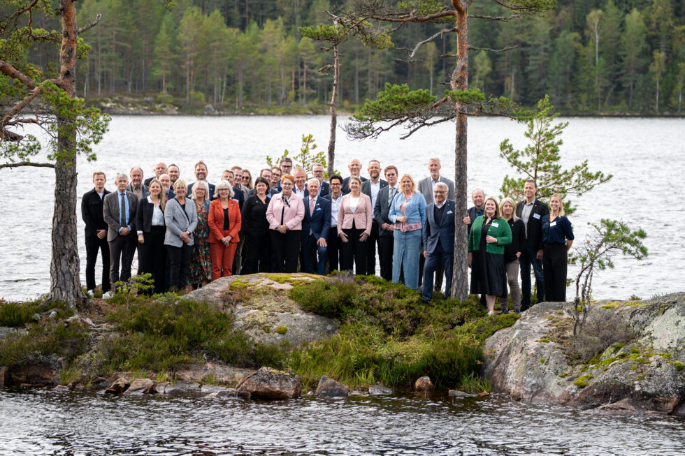 Politikere fra grenseregionens kommuner og fylker deltok sammen med representanter fra Sveriges riksdag, Karlstads universitet, Westra Wermlands Sparbank og Sveriges ambassade i Norge.