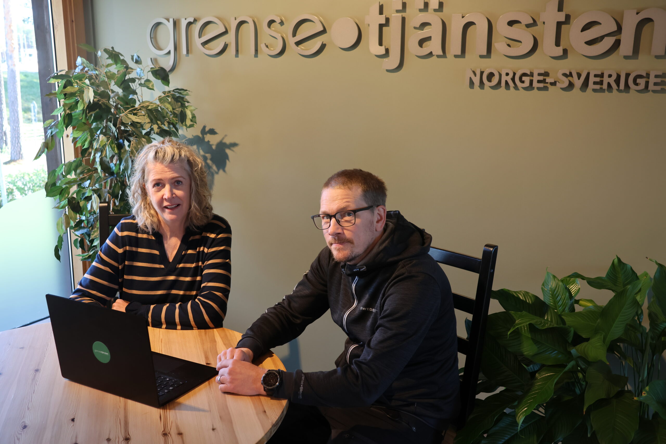 Kikki Lindset og Oskar Danielsson mottar mange henvendelser fra grensegjengere som trenger hjelp til å manøvrere i byråkratiet.