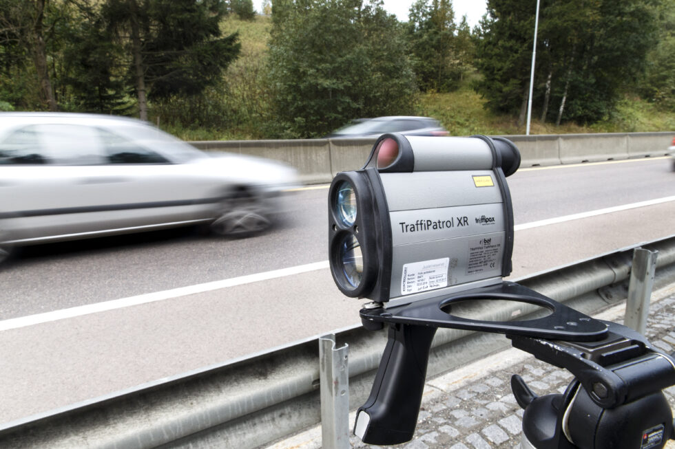 Utrykningspolitiet skrev ut mange bøter i en fartskontroll på riksveg 2 ved Sigernessjøen fredag ettermiddag.