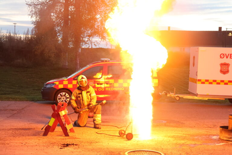 Så eksplosiv kan en kjele med smult som tar fyr bli om man heller vann på for å slukke. Denne gangen var det bare en kontrollert oppvisning.