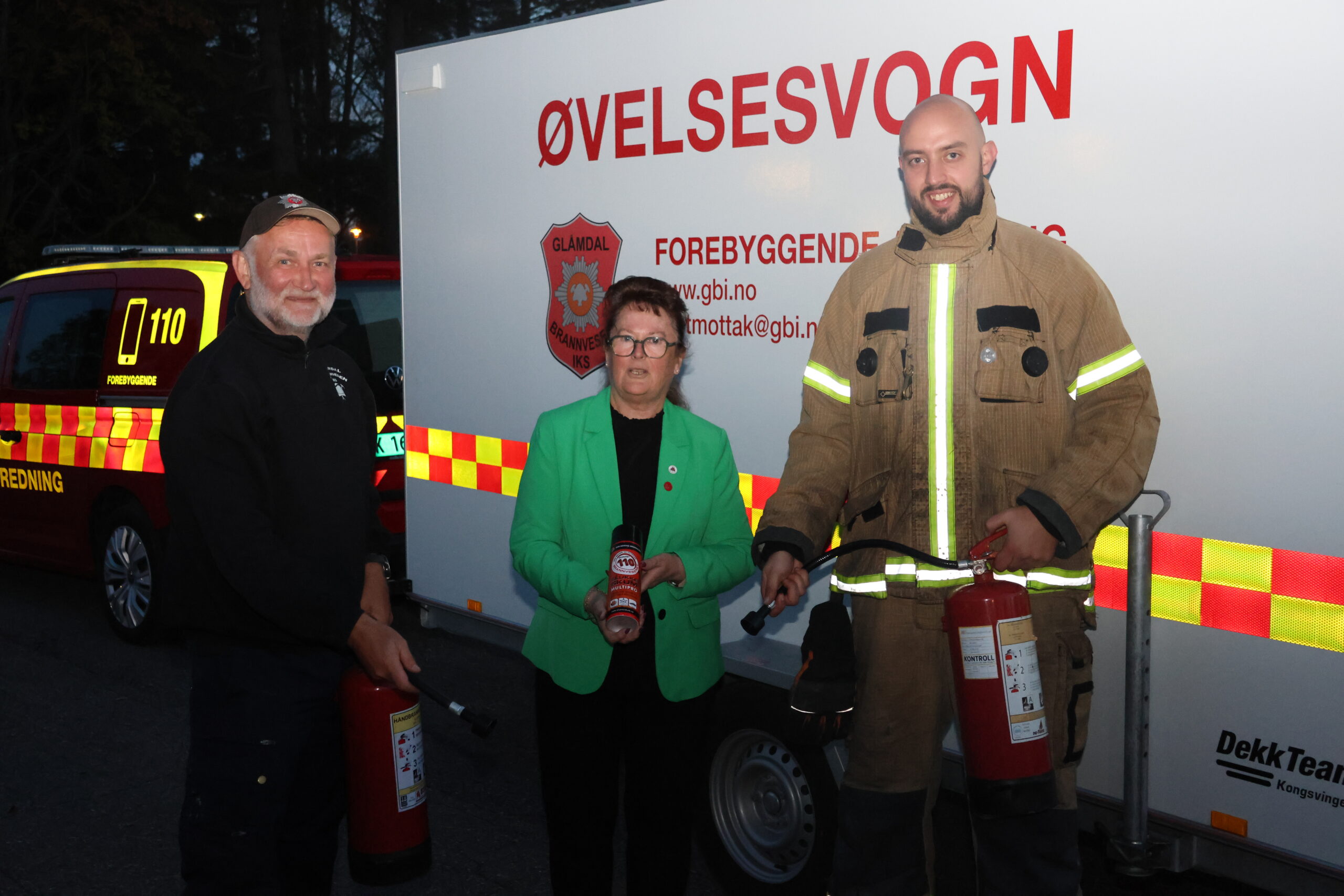 Bjørn Olav Bakken, Anita Pedersen og Markus Ingelsrudøya viser frem noen av de typene slukkemidler som er å få på markedet.