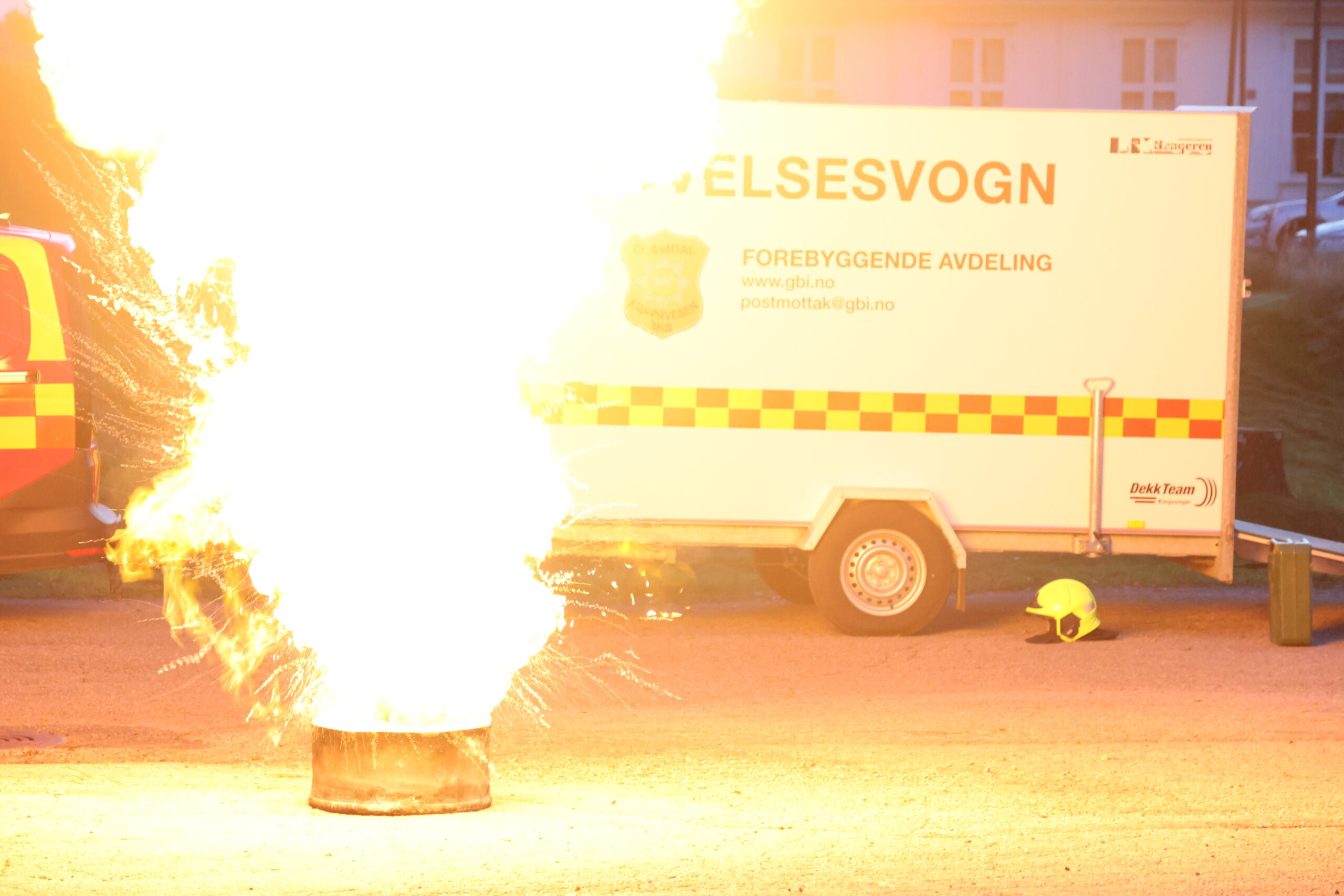 En liten boks med spray gikk i lufta da den ble varm nok. Fra å ha vært en liten brann noen sekunder før, stod en eksplosiv flamme høyt til værs på parkeringsplassen da brannvesenet holdt sikkerhetskurs.