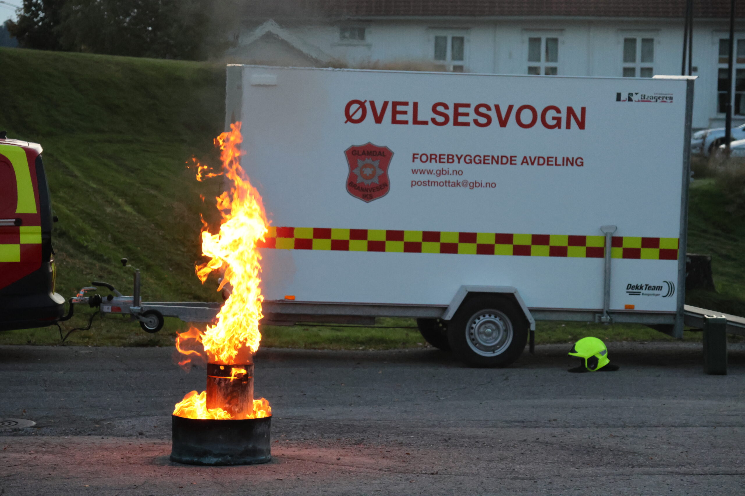 Inne i den brennende beholderen ligger en sprayboks som sekunder senere endret helt karakter på brannen.Denne gangen var det bare en kontrollert demonstrasjon av brannvesenet for å vise hvor raskt ting skjer.