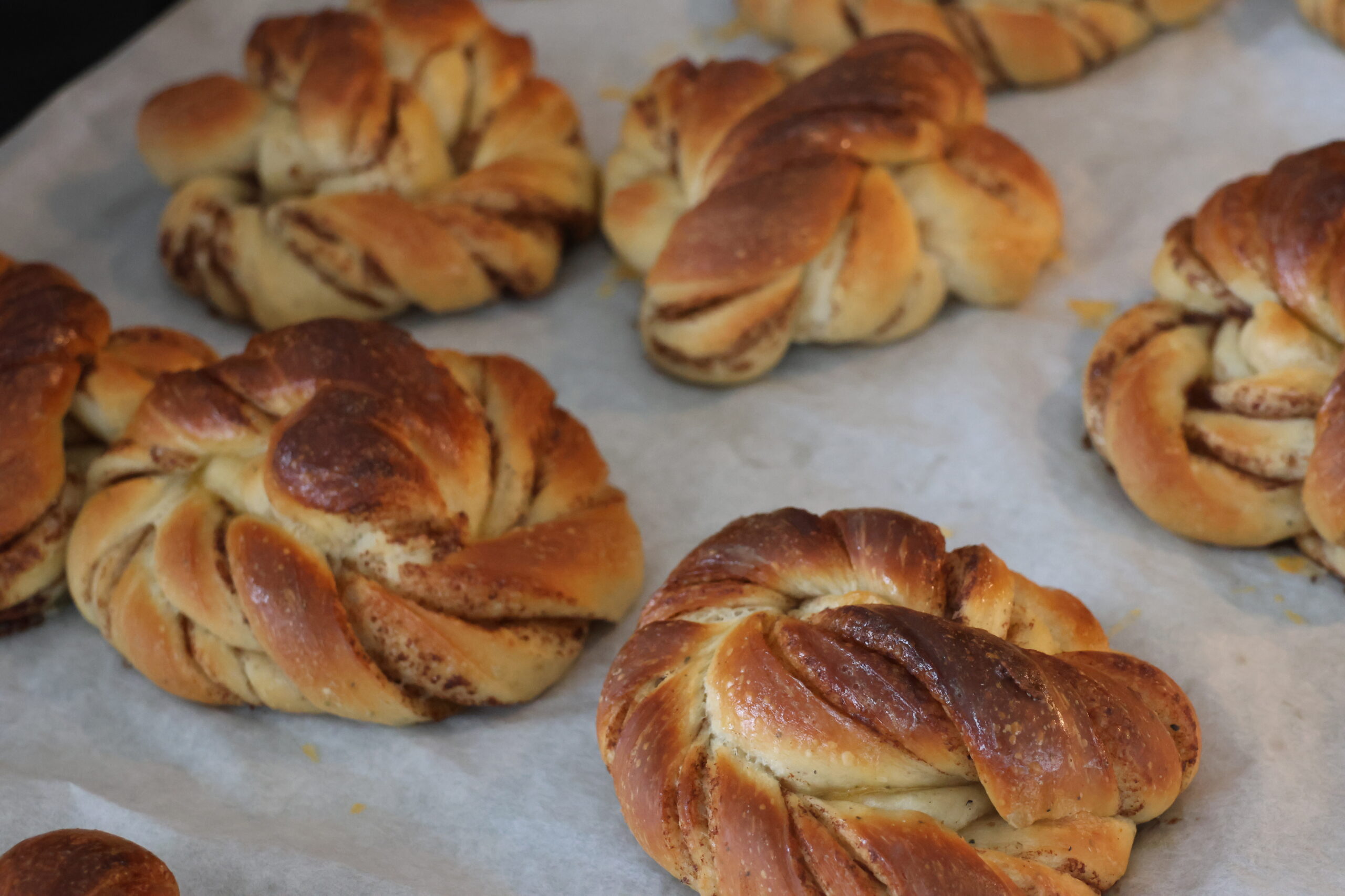 Kanelsnurrer står på menyen hos Ingelsrud Konditori året rundt. De er bakt med Ceylon-kanel, nykvernet kardemomme, meierismør og en gjærdeig som har fått kose seg i 48 timer før bollene stekes.