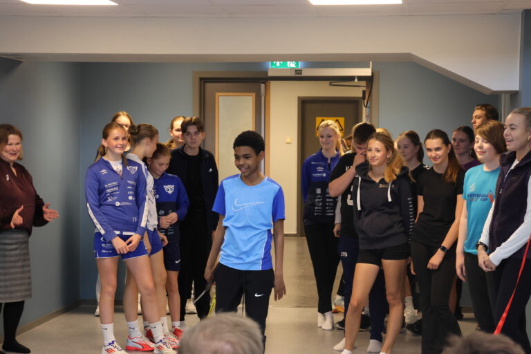 Klasse 9C hadde æren av å åpne den nye kroppsøvingshallen ved Eidskog Ungdomskole.