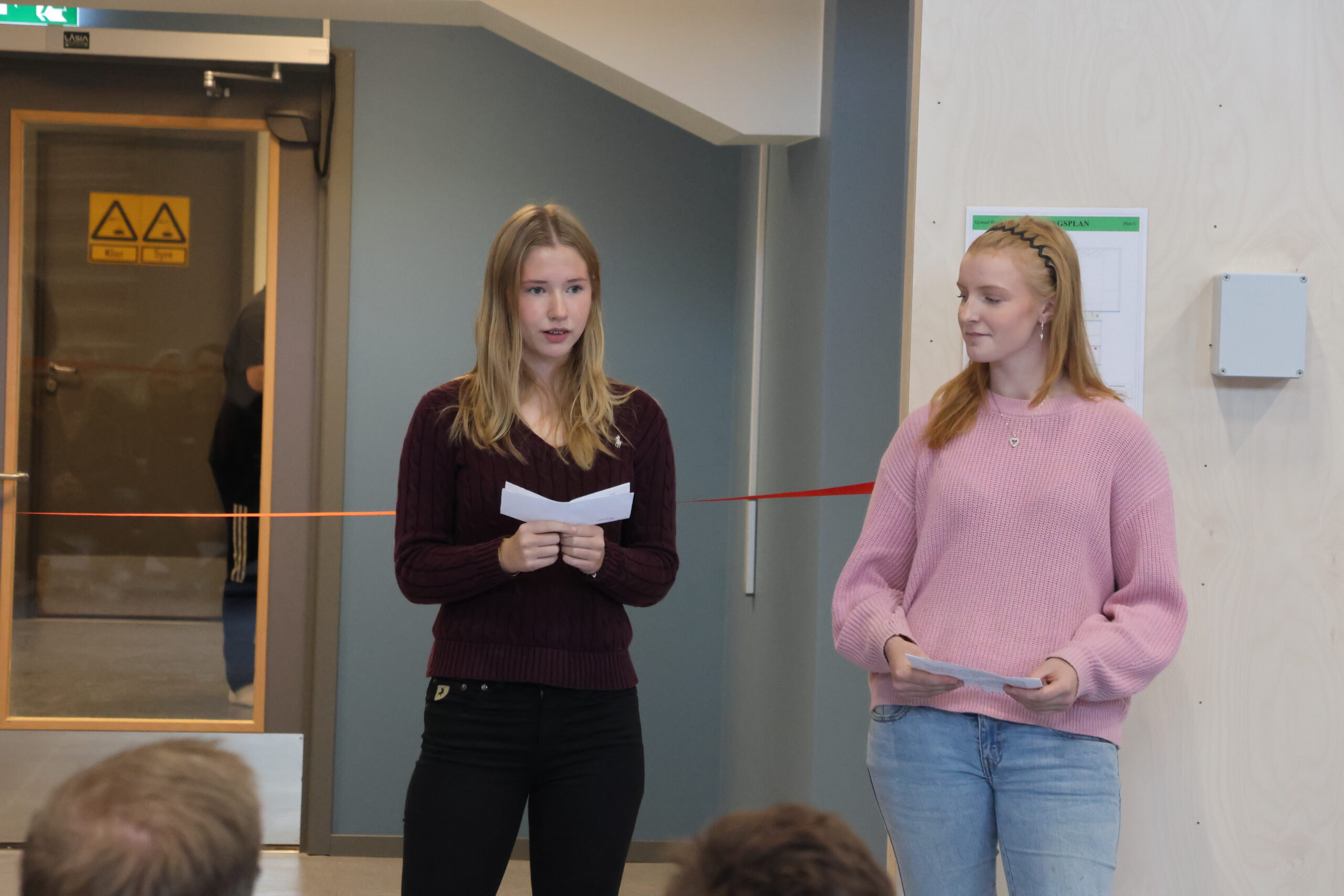 Elevrådsleder Mia Ellingsen Borgenholt og nestleder Else Victoria Syversen Verstegen holdt en av dagens taler der de fortalte om hvordan de har reist fra skole til skole for å ha gym og at det har blitt mange timer med utegym. --Men endelig er dagen kommet!