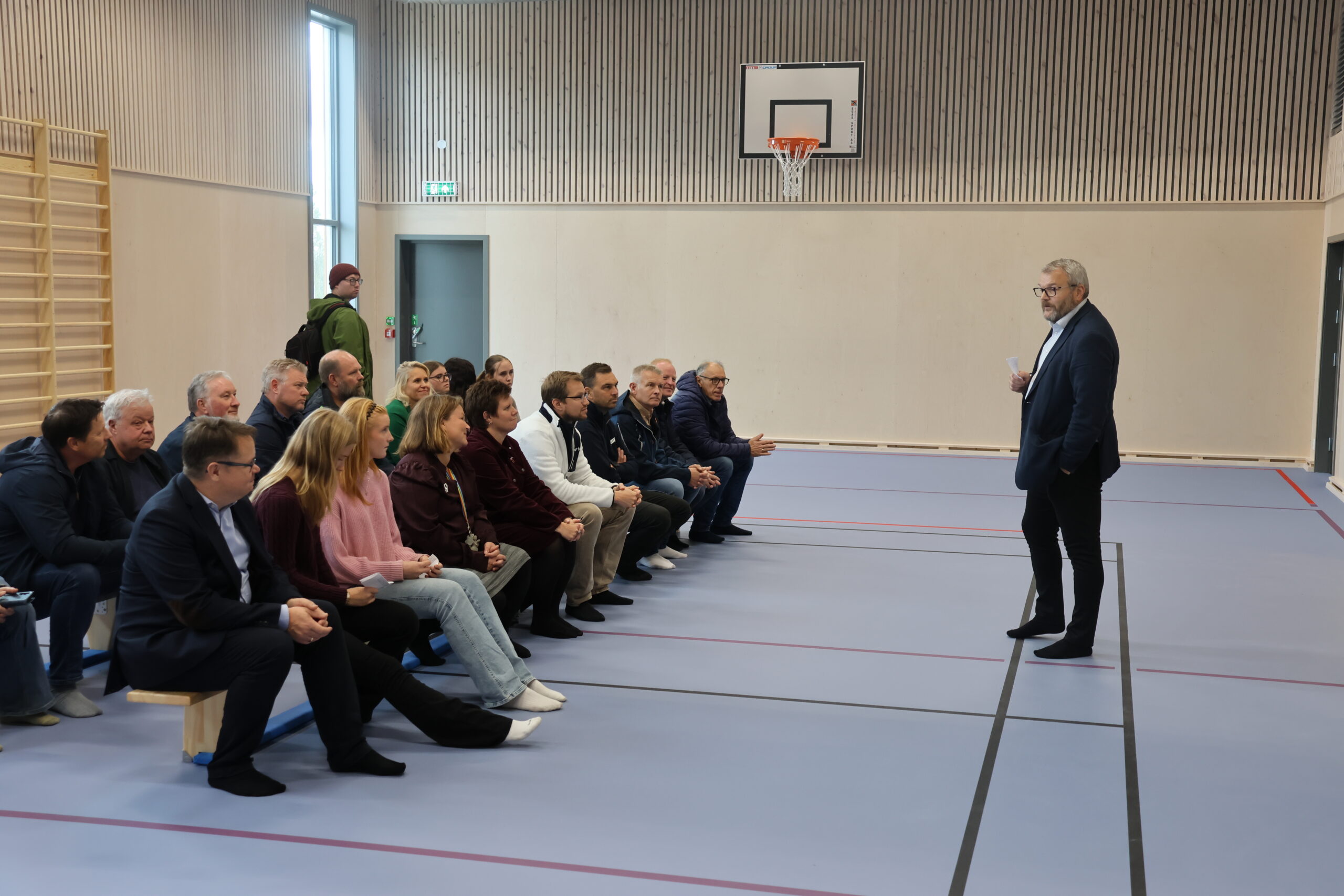 Kommunedirektør Nils Johansen ønsket alle inviterte velkommen til åpning av ny kroppsøvingshall.
