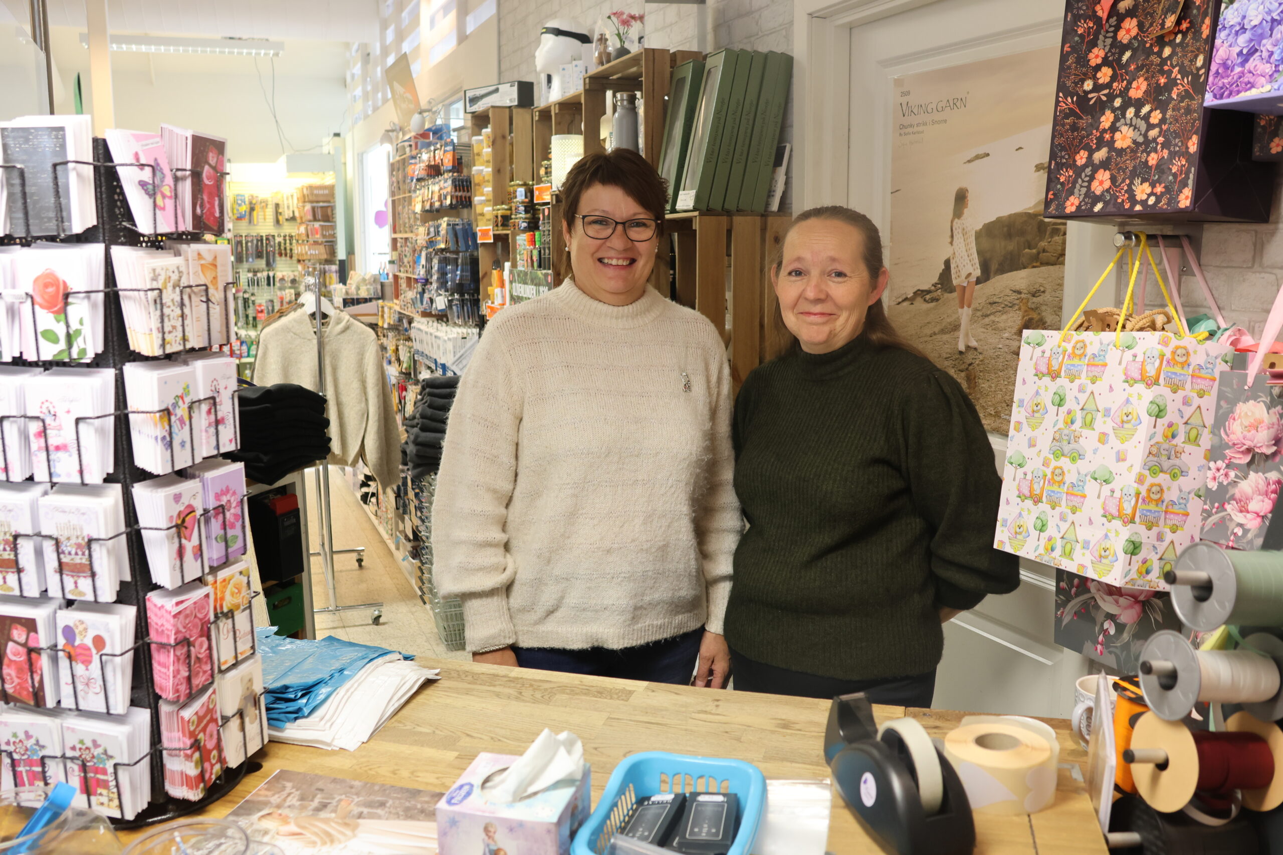 Karin Åsberg står ikke helt alene i butikken. Mee Moseby ( ikke tilstede) og Heidi Engebretsen er medarbeiderne som stiller opp.