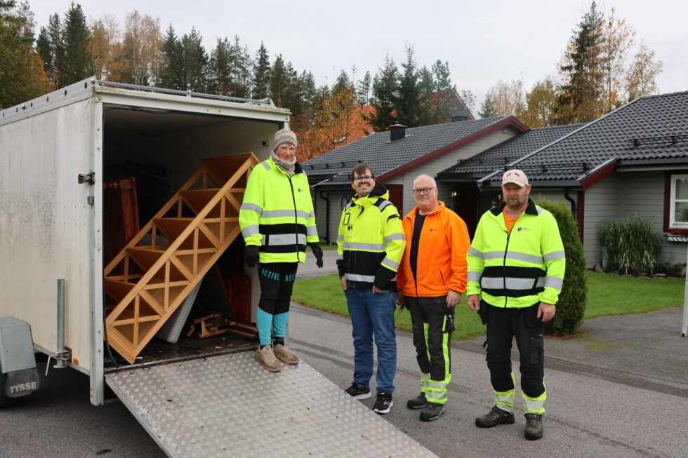 Marte Micaelsen, Ludvig Nymoen, Morten Nilsen og Raymond Hovde henter møbler i en leilighete på Skotterud. Det er en av mange oppgaver arbeidsgjengen kan gjøre i løpet av en arbeidsdag.