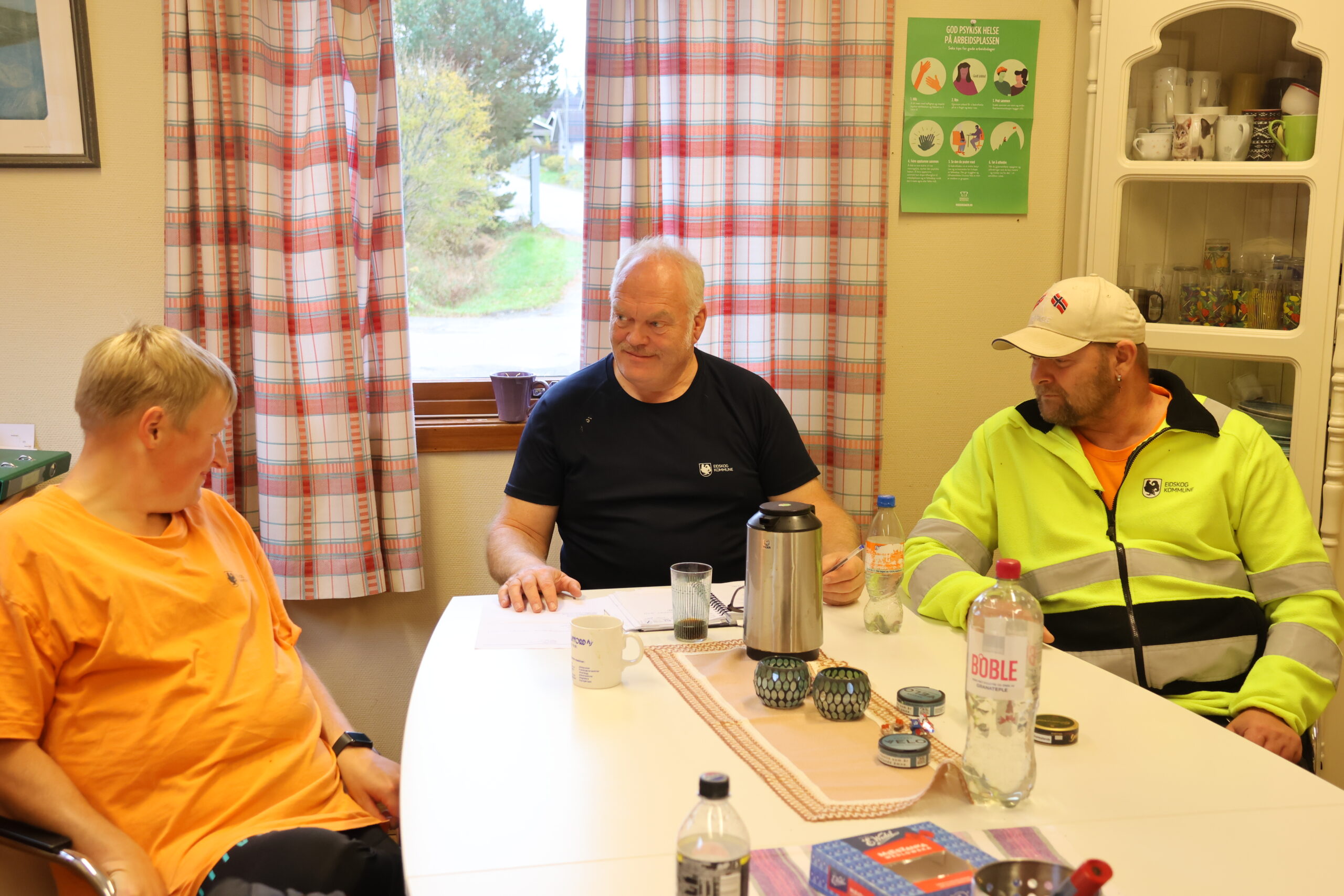 I det gamle HEAS-bygget på Skotterud har Vivilvikan base. Inne på lunsjrommet går praten om dagens arbeidsoppgaver. Marte Micaelsen, arbeidsleder Morten Nilsen og Raymond Hovde planlegger resten av dagen.
