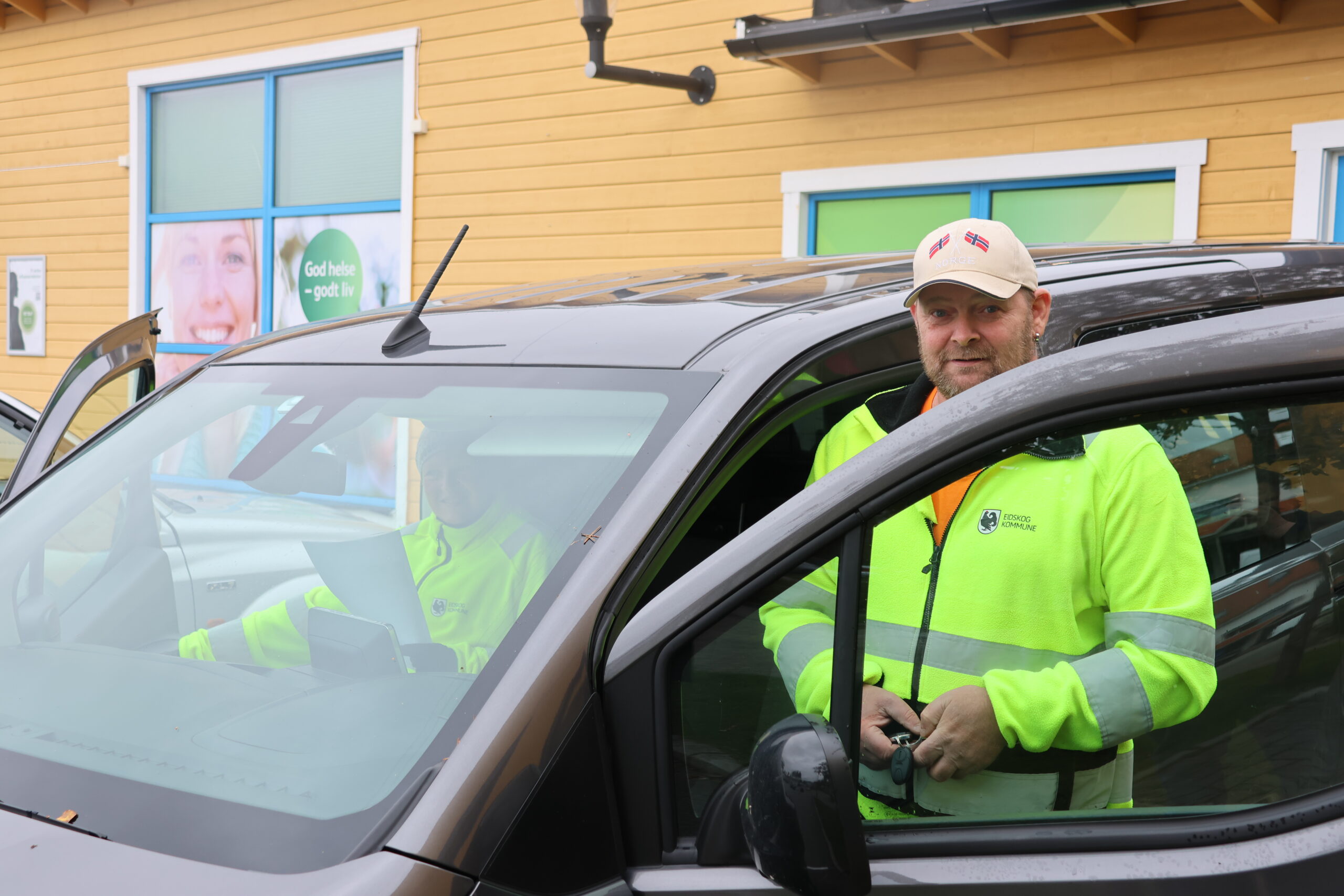 Marte og Raymond tar seg av dagens apotek-utkjøring.
