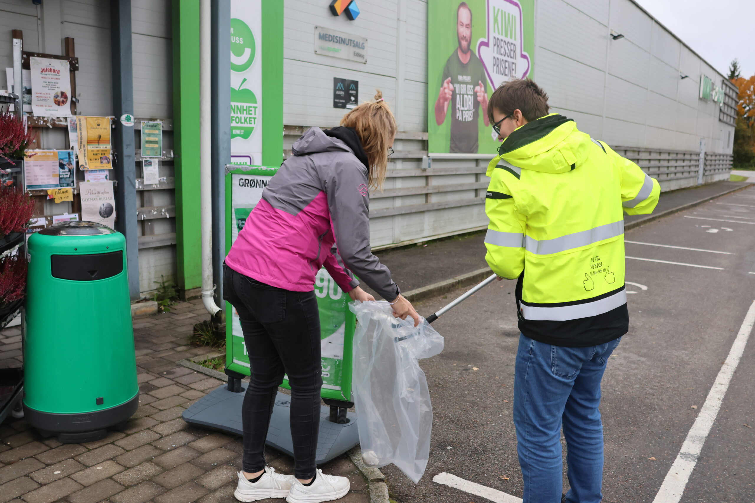 Utenfor KIWI Magnor er det litt tid i arbeidsprogrammet til å plukke opp litt søppel. Arbeidsleder Heidi Fagerli og Ludvig Nymoen sørger for at plassen blir ren og pen.