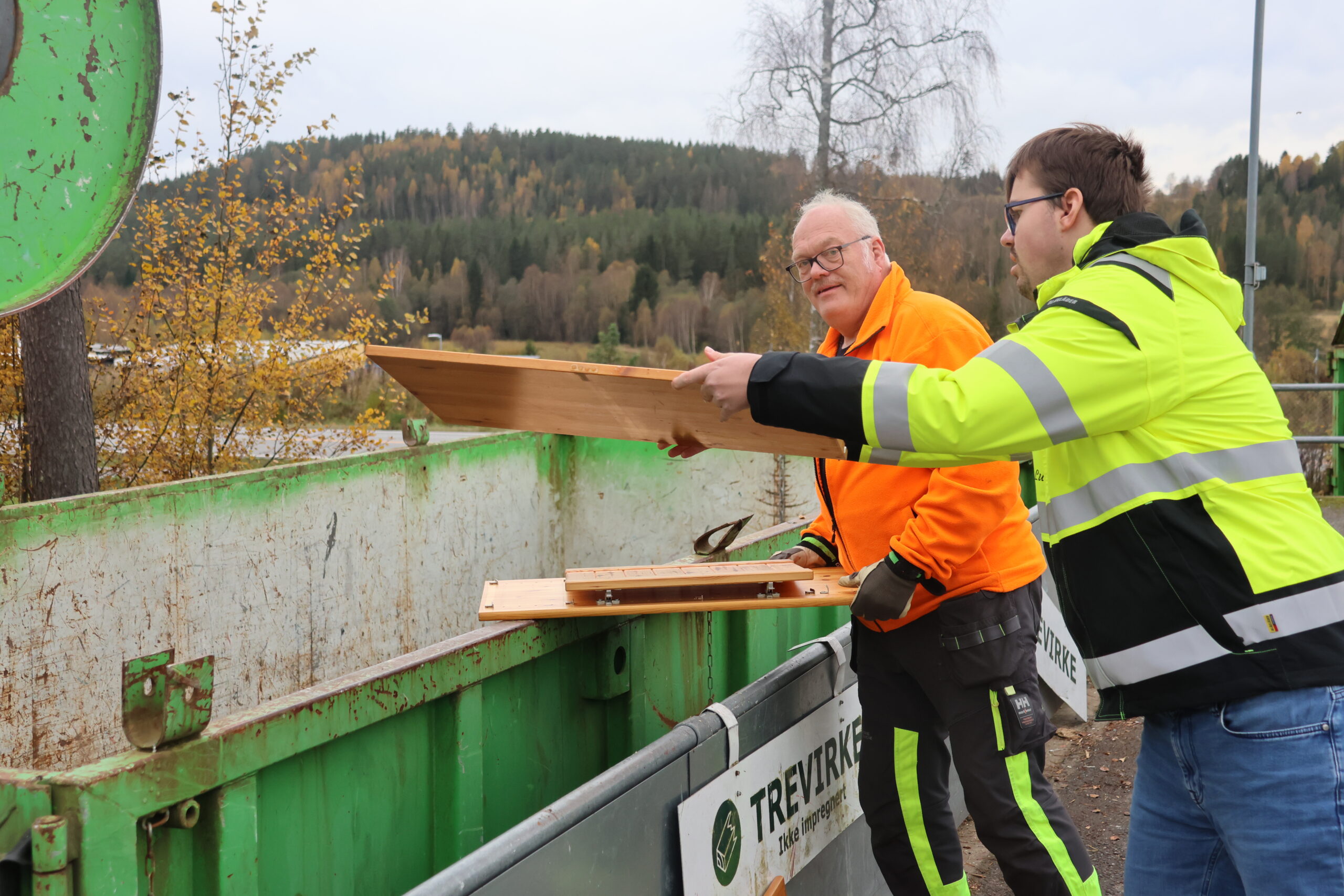 VIVILVIKAN: Arbeidsgjengen fra Vivilvikan bidrar til gjenvinning på Sjøli.