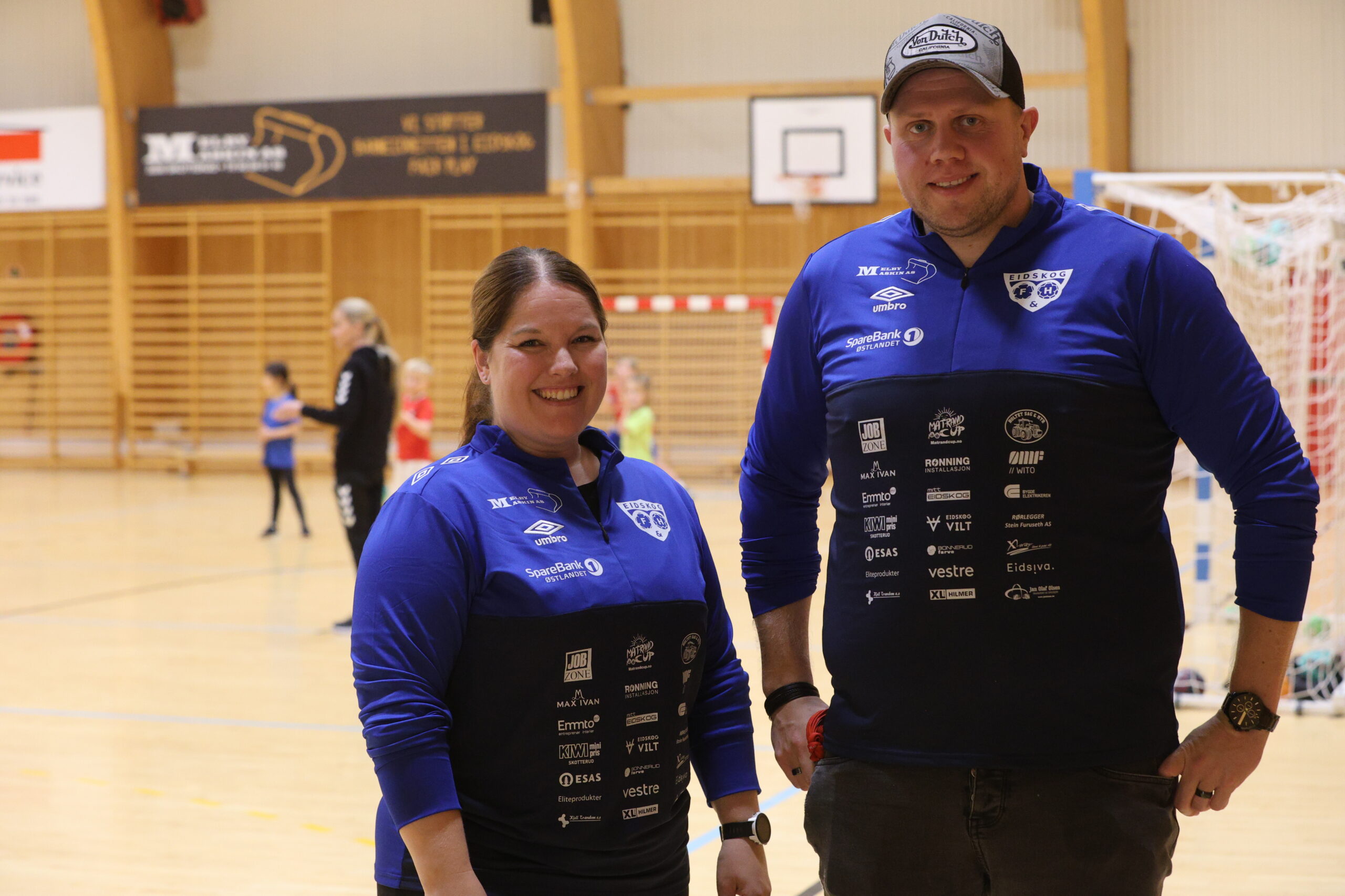 Styremedlem Marianne Elsvåg, og leder for Eidskog håndball Stian Sundal er godt fornøyde med gjennomføringen av årets håndballskole.