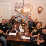 Magnor Vinylmesse og Heart of Gold går sammen om innsamling til demensforskning. Foran fra venstre sitter: Morten Nilsen, Tom Høiby, Ruben Nysether og Sen Bjørndalen fra Magnor Vinylmesse. På høyre side av bordet fra fronten sitter Bjørn "Botan" Rønhovde, Siv Monica Berg, June Rønhovde og Thor Arne Johansen.