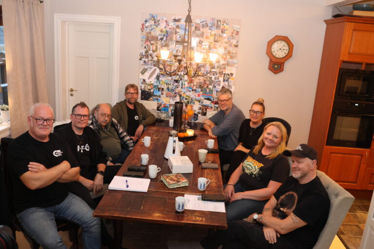 Magnor Vinylmesse og Heart of Gold går sammen om innsamling til demensforskning. Foran fra venstre sitter: Morten Nilsen, Tom Høiby, Ruben Nysether og Sen Bjørndalen fra Magnor Vinylmesse. På høyre side av bordet fra fronten sitter Bjørn 