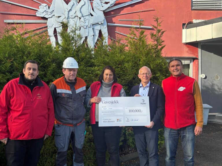 Gaveutdeling på Magnor tirsdag formiddag: Adrian Borgenholt fra Eidskog Frivilligsentral (fra venstre), Tor Egil Skulstad hovedtillitsvalgt Hydro, Helen Nygård, Eidskog frivilligsentral, Peter Uhrenholt, daglig leder Hydro Extrutions Norway og Jocke Leverborn Nilsson, leder Eidskog frivilligsentral. Det er Eidskog Frivilligsentral som har ansvaret for gjennomføringen av TV-aksjonen i EIdskog.
