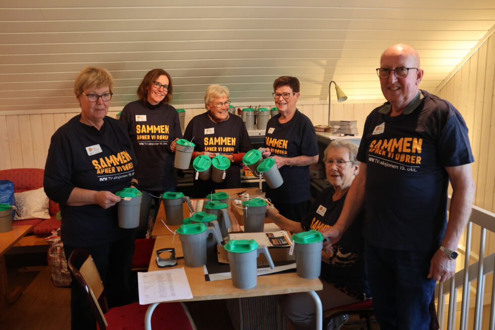 Hos Eidskog Frivilligsentral er Madli Judin (f.v.), Heidi Storm Ofteland, Anne Marie Tollefsbøl, Anne-Berit Svendsen, Nina Bakken og Per Steinar Glader i full gang med å gjøre klar bøsser til søndagens TV-aksjon.