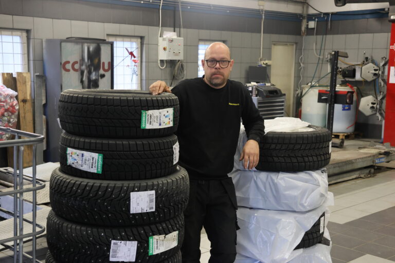 Anders Klanderud, daglig leder på AK Bilservice AS på Standsberg utenfor Skotterud merker økt pågang fra de som vil ha hjelp til å legge om til vinterdekk.