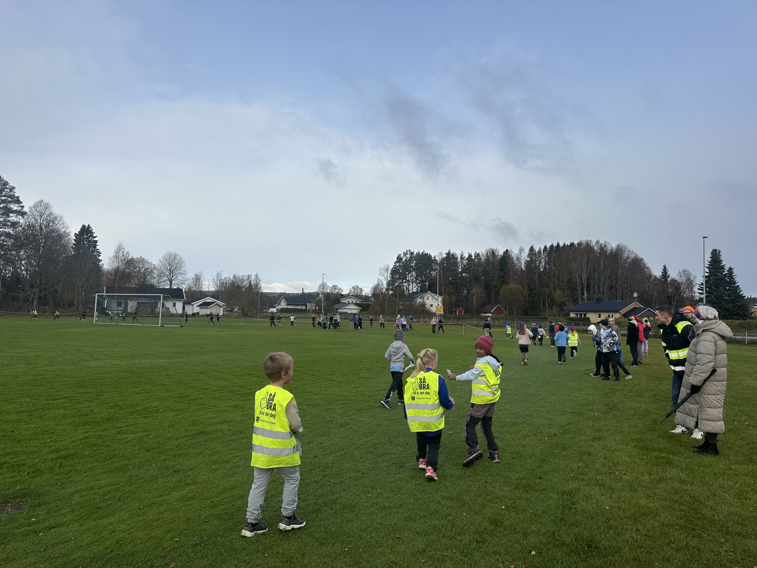 Det var full fart rundt fotballbanen, hvor barn fra 1. til 7. klasse løp flest antall runder.