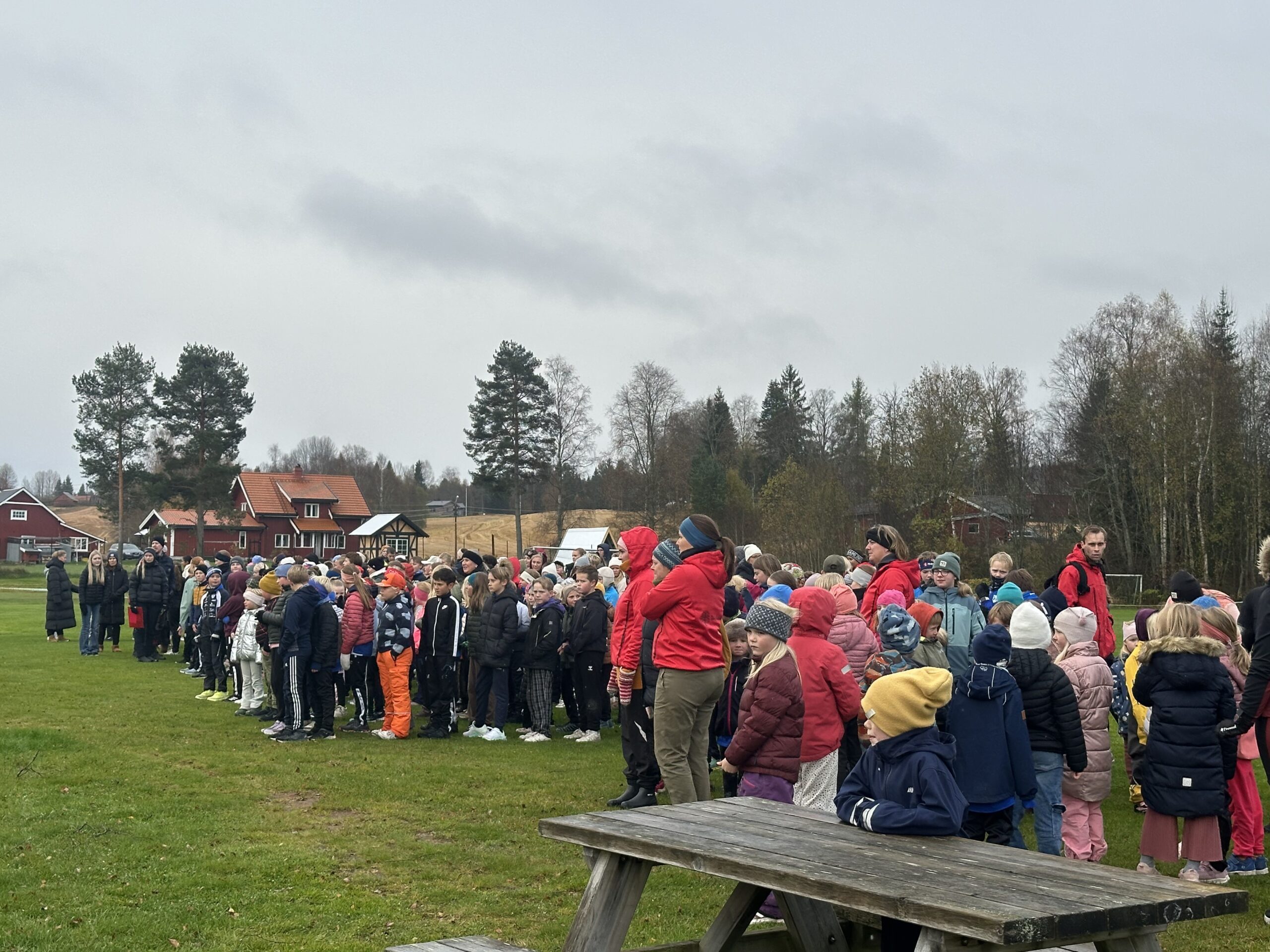 Det var elever, lærere, frivillige og foresatte tilstede da barna skulle løpe for å samle inn penger.