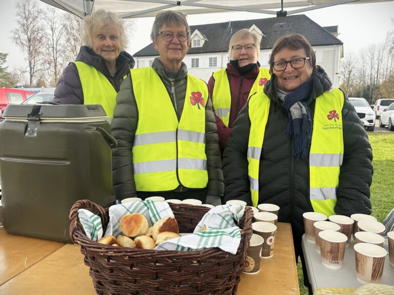 Med 400 boller og en dunk med kakao var Anga Sæthern (f.v.), Guri Jerpseth, Grethe Halvorsrud og Inger Holth klare for å servere Eidskog-barna.