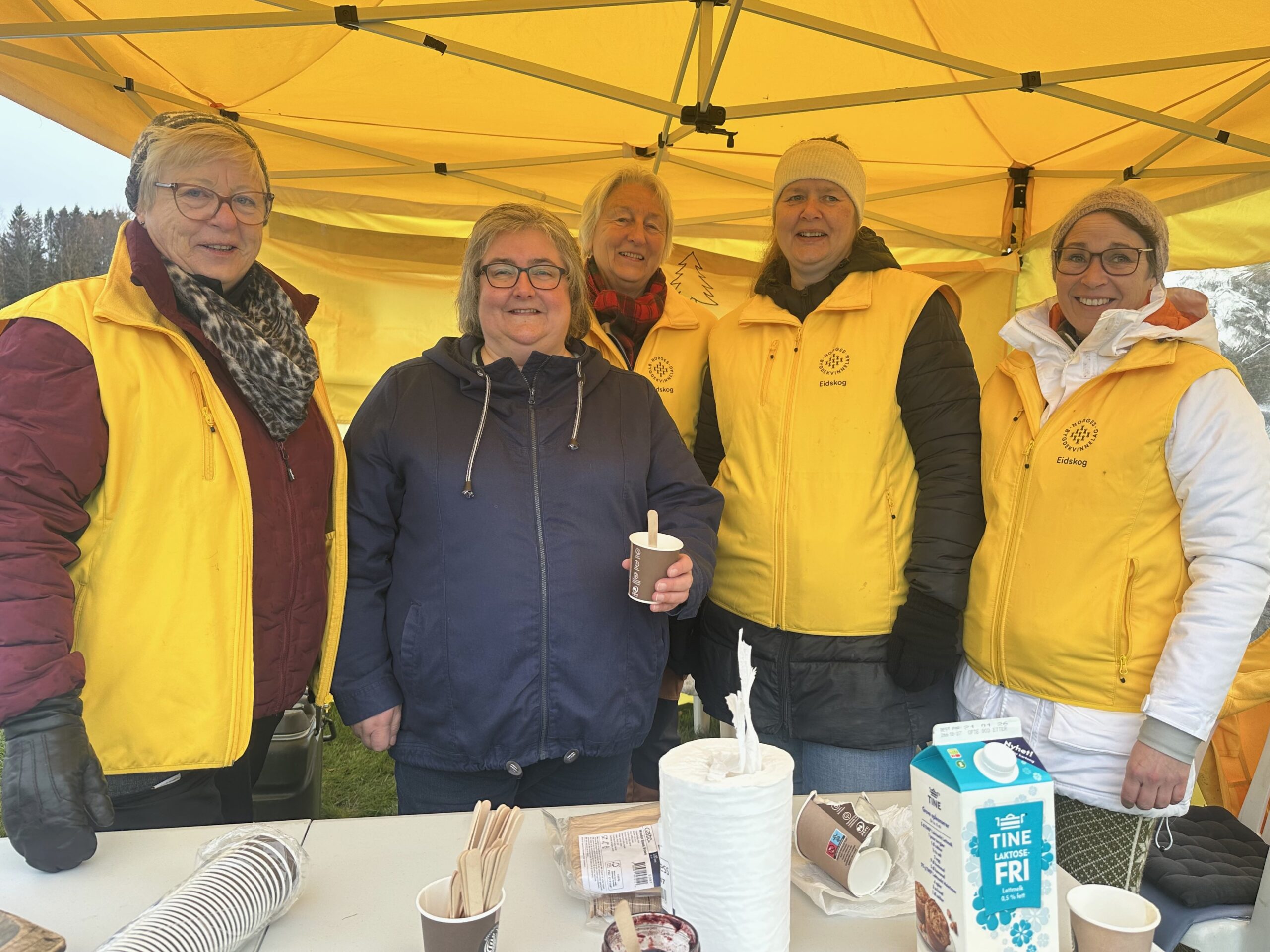 Marianne Rundgren (f.v.), Heidi Elin Kolstad, Else Engen, May-Britt Sørpebøl og Desiree Nordseth Bergersen smilte stort selv om det var en kjøligere dag på Skotterud.