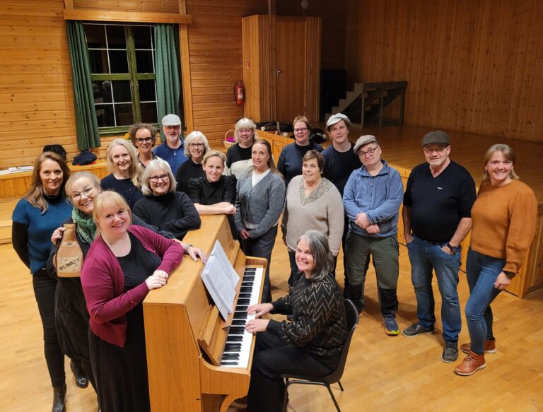 Lørdag fremfører dette koret et utvalg sanger fra musikalenes verden på Tyrilelden.