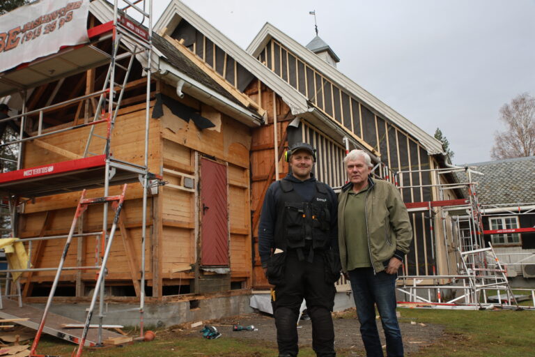 Magnor kirke får en velfortjent oppgradering. Det sørger Byggeleder Rolf Lauritz Moseby for til glede for leder i Eidskog kirkelige fellesråd Ivar Skulstad.