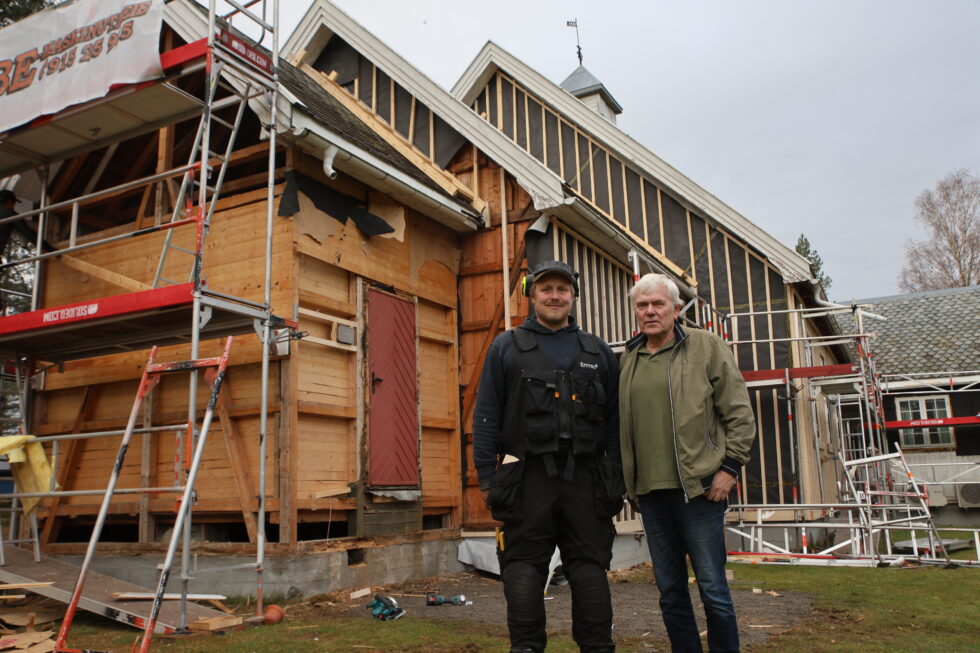 Magnor kirke får en velfortjent oppgradering. Det sørger Byggeleder Rolf Lauritz Moseby for til glede for leder i Eidskog kirkelige fellesråd Ivar Skulstad.
