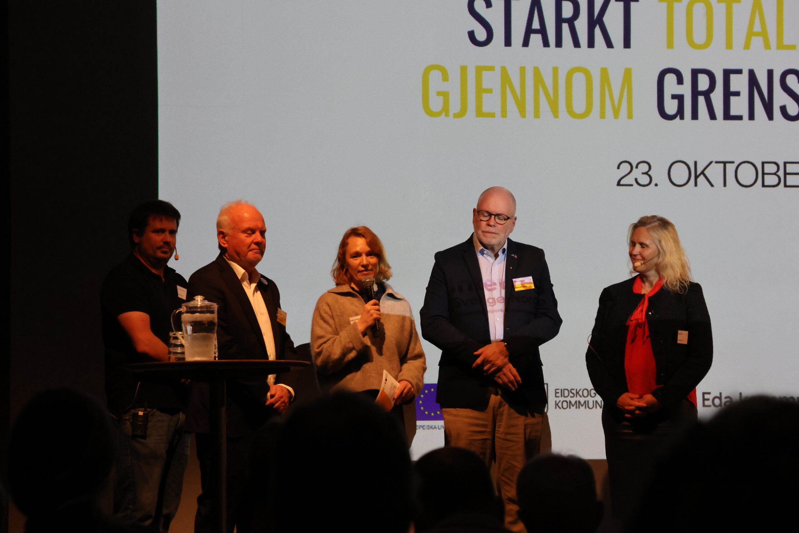 Eda kommune representert ved Fredrik Carlsson (t.v.) og Eidskog kommune ved ordfører Kamilla Thue ytterst til høyre var vertskap for konferansen. I midten fra venstre står Thorbjørn Gaustadsæther, Emma Vestli og Anders Andersson, prosjektledere for prosjekt Grenseløs i ARKO som har lagt til rette for konferansen.
