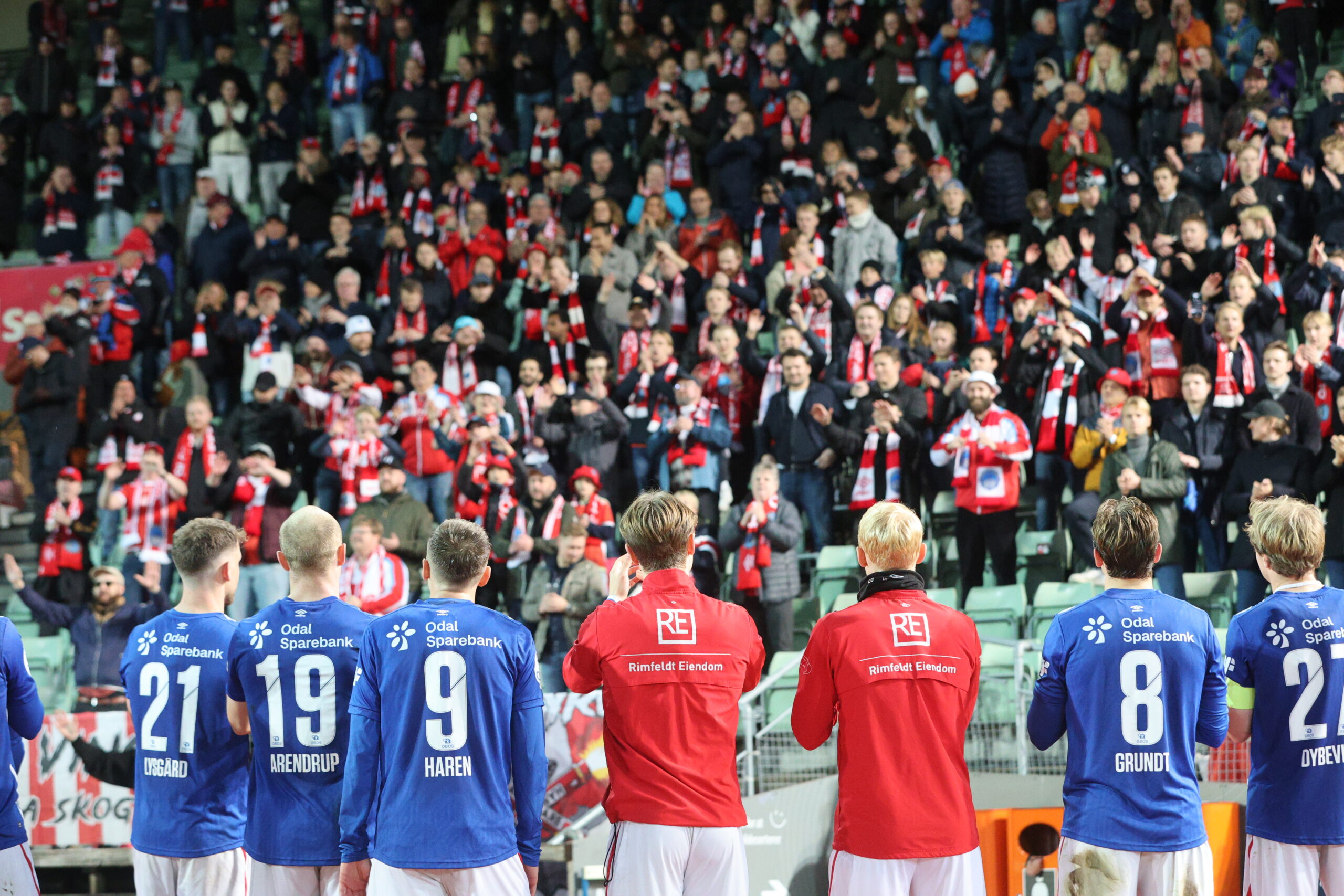 KIL-spillerne ga skryt til fansen etter kampen på Bislett og håper på bra oppmøte til neste helg.