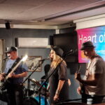 Botan med band under koserten, bekreftet hvorfor han står bak Heart of Gold.